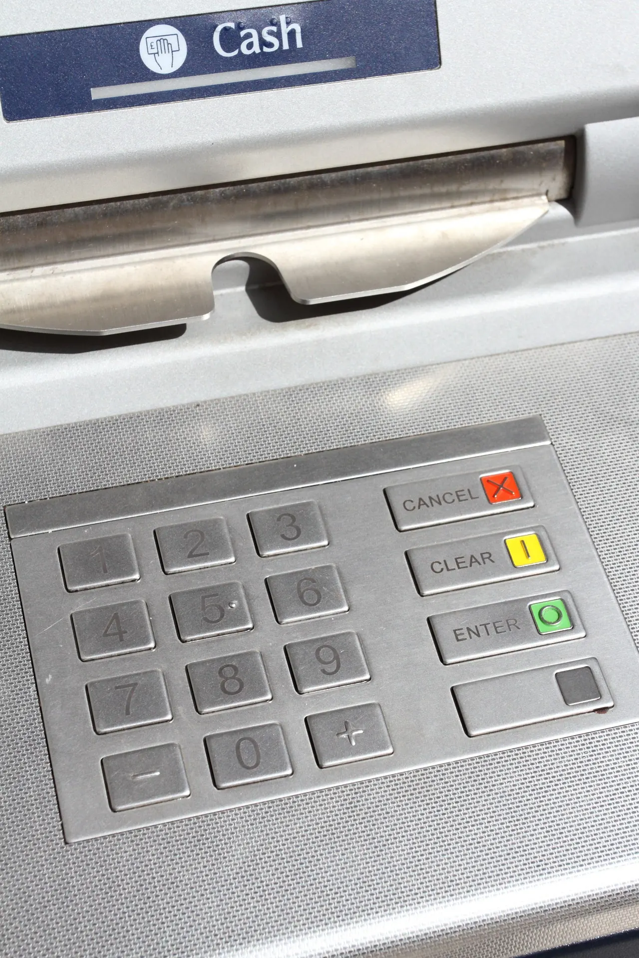 ATMのテンキーと現金の取り出し口