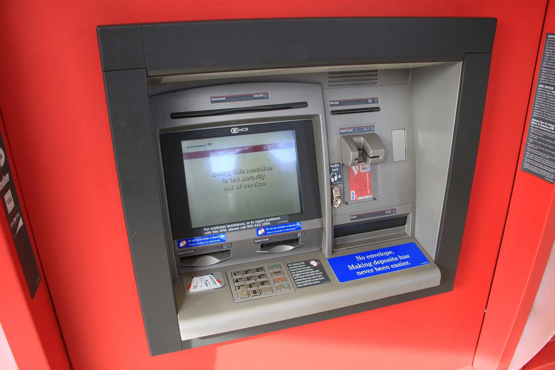 赤い筐体のATM