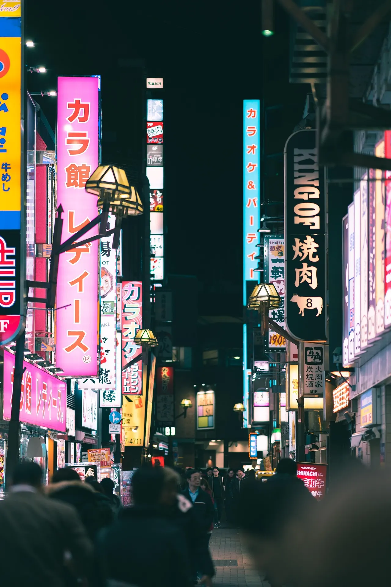 ネオン看板が並ぶ夜の東京の繁華街。登録業者27社のうち25社が東京に本社を置いている